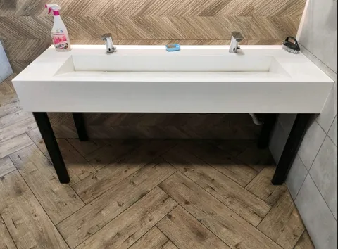 Столешница для ванны с умывальником щелевой слив
