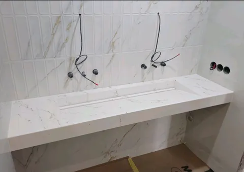 Столешница для ванны с щелевым умывальником