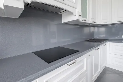 Толстая столешница из искусственного камня