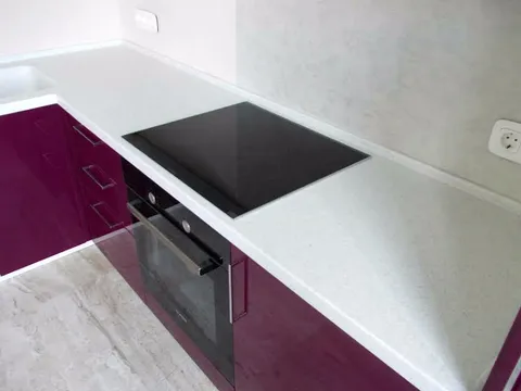 Г-образная столешница с литой мойкой на кухню