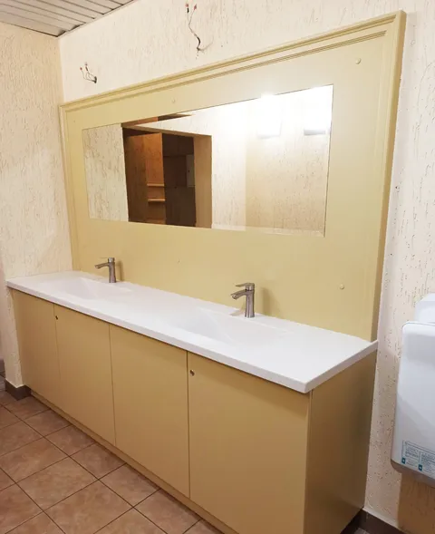 Столешница с двумя литыми раковинами