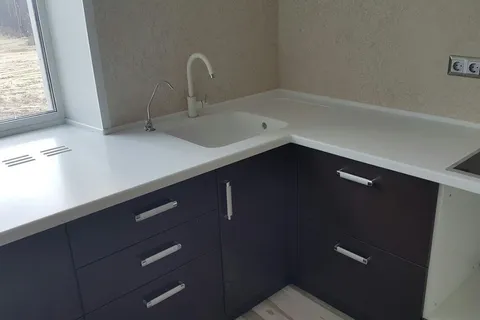 Белая столешница с влитой мойкой на кухню