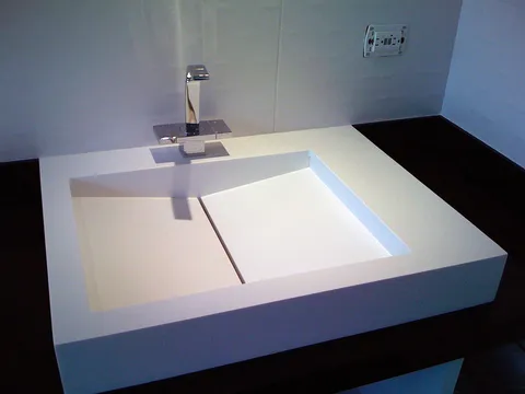 Квадратная столешница из искусственного камня