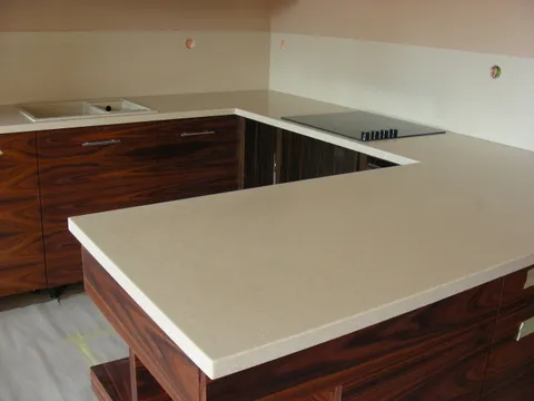 П-образная столешница из искусственного камня