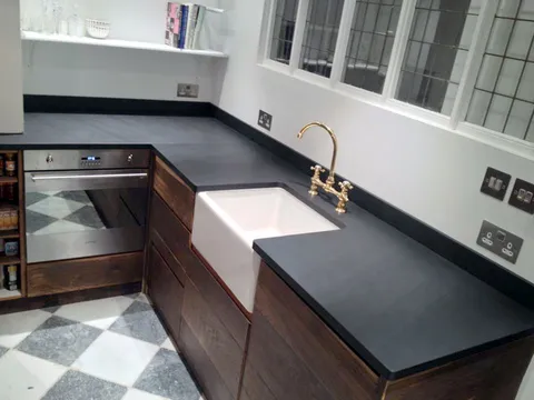 Серая столешница из искусственного камня