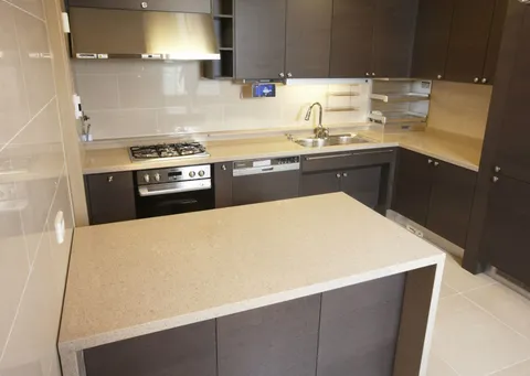 Желтая столешница из искусственного камня