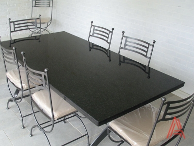 Обеденные столы из гранита